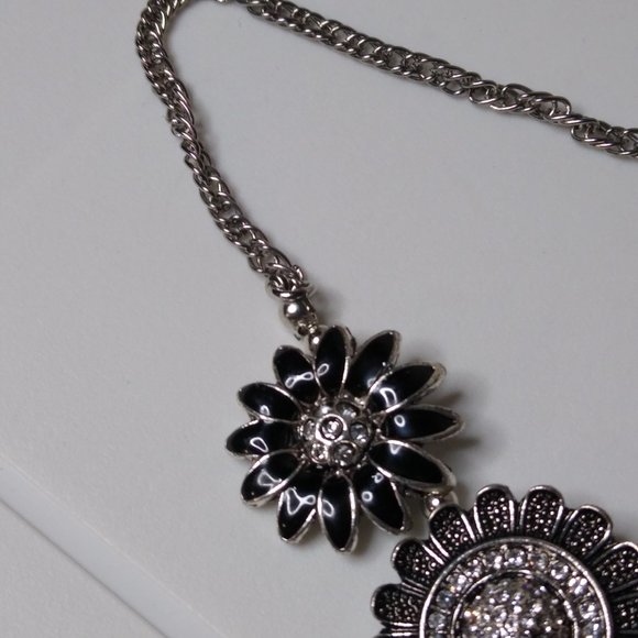 Vintage Metal Flower Necklace Adjustable 18 To 21 Inches - Picture 6 of 13